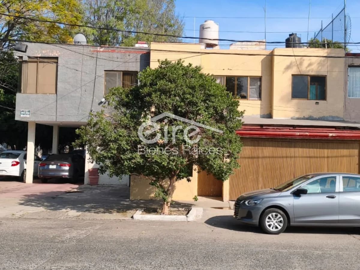 Casa en Venta Al Poniente-noroeste de Guadalajara | 3 Recámaras y 9 Estacionamientos