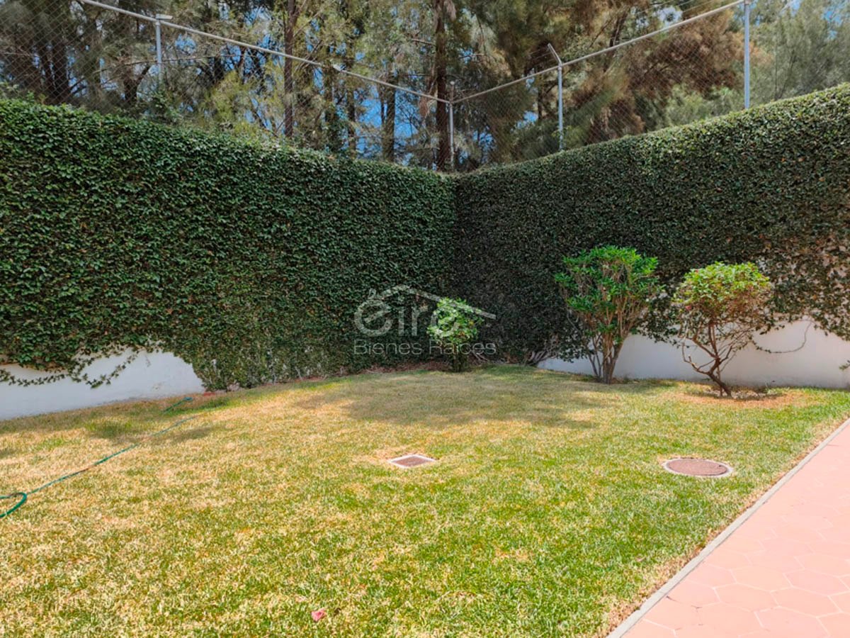 Casa en venta en Camino Real – Santa Teresa de Jesús | 6 recámaras y jardín