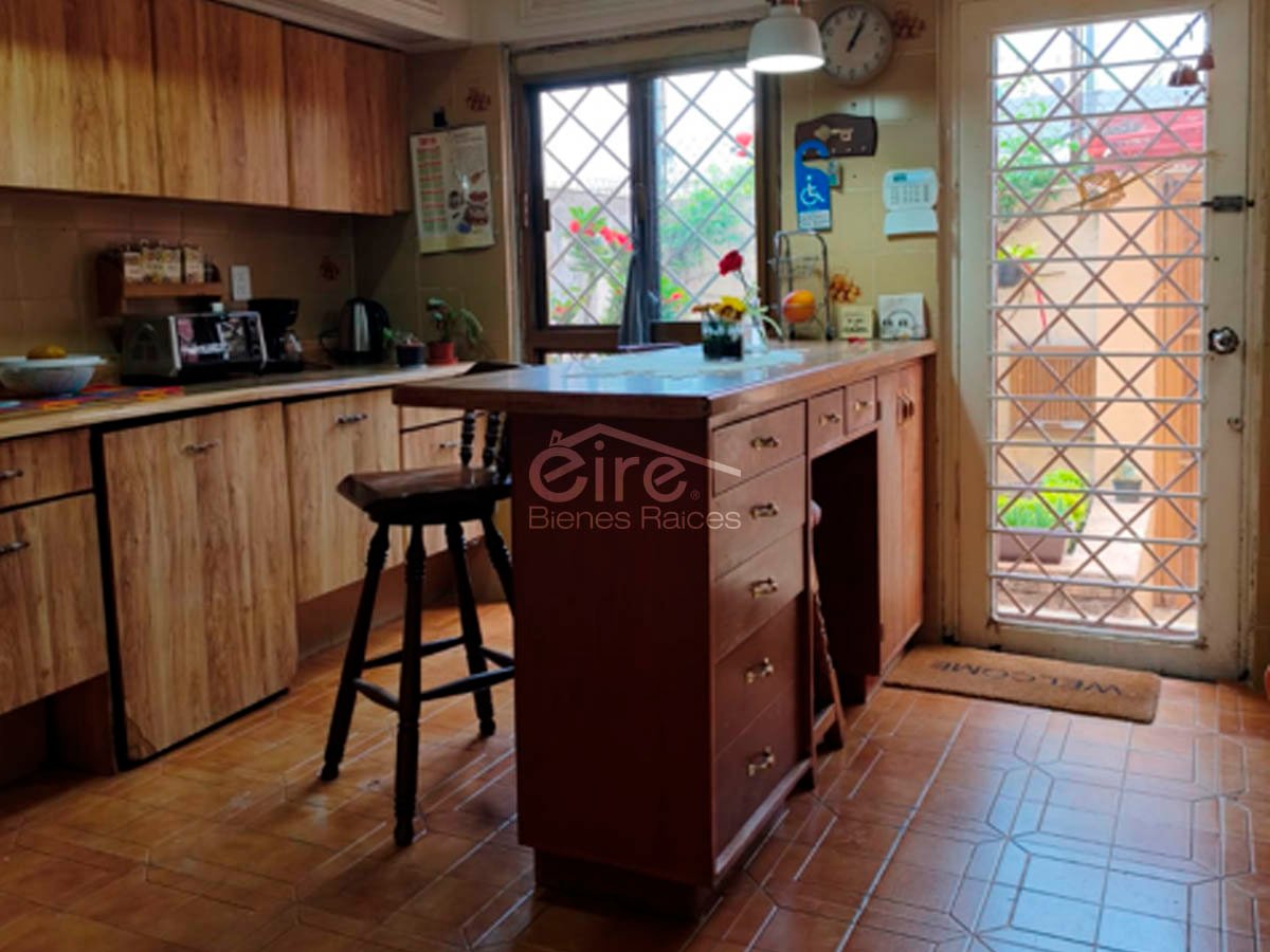 Casa en venta en Camino Real – Santa Teresa de Jesús | 6 recámaras y jardín