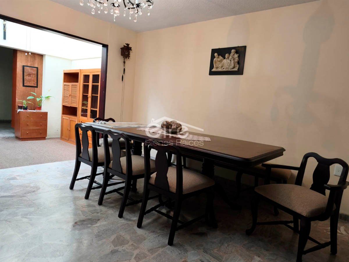 Casa en venta en Camino Real – Santa Teresa de Jesús | 6 recámaras y jardín