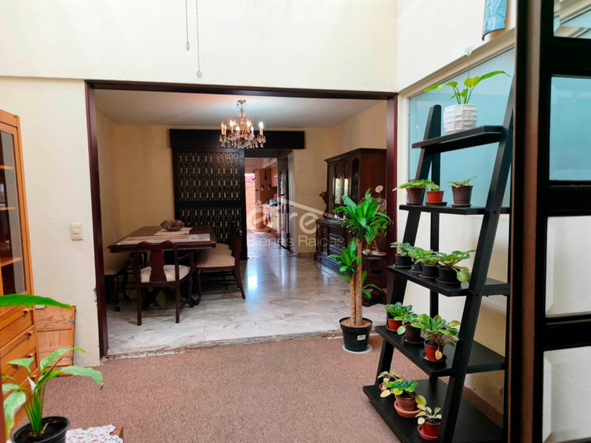 Casa en venta en Camino Real – Santa Teresa de Jesús | 6 recámaras y jardín