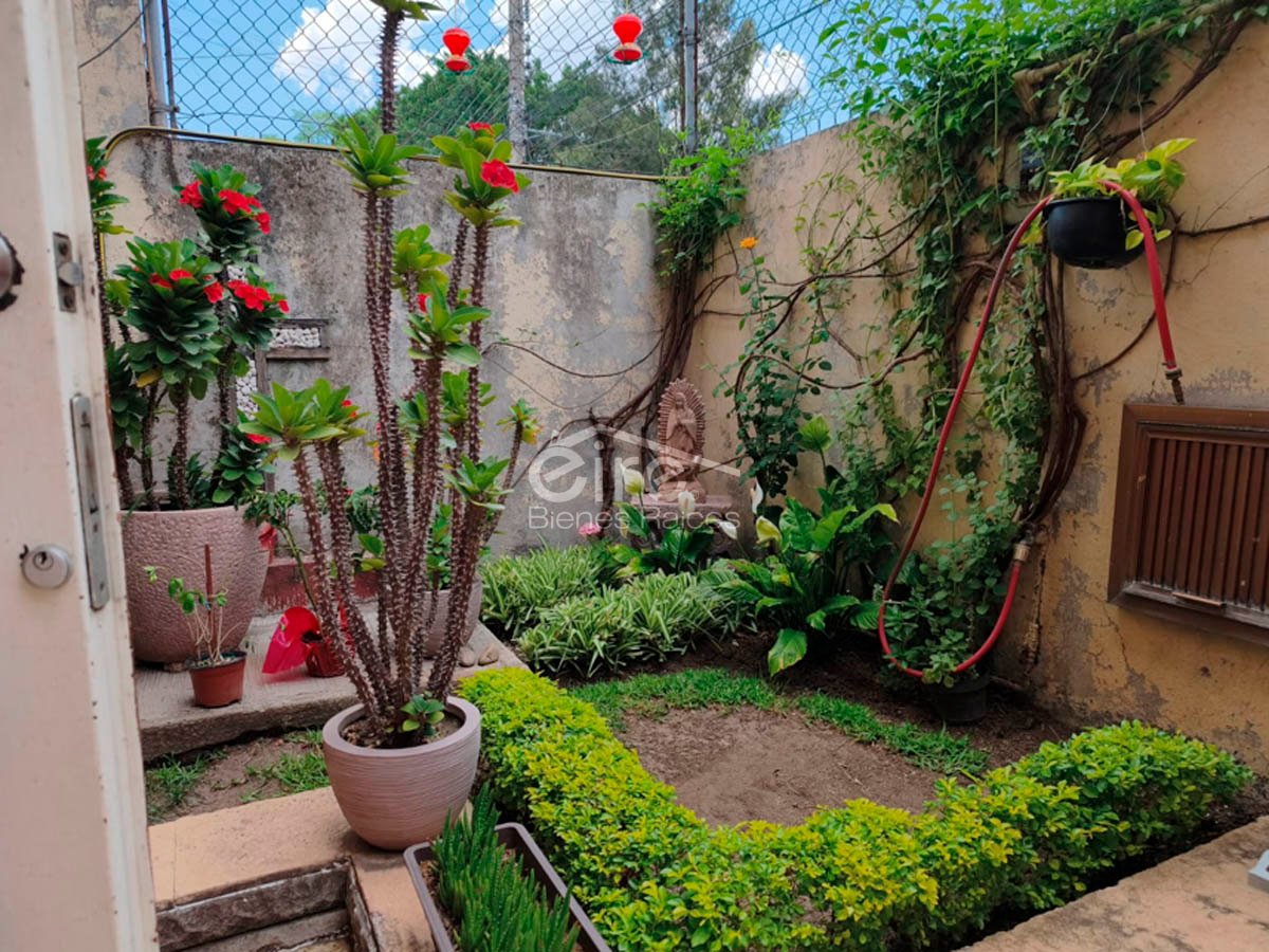 Casa en venta en Camino Real – Santa Teresa de Jesús | 6 recámaras y jardín