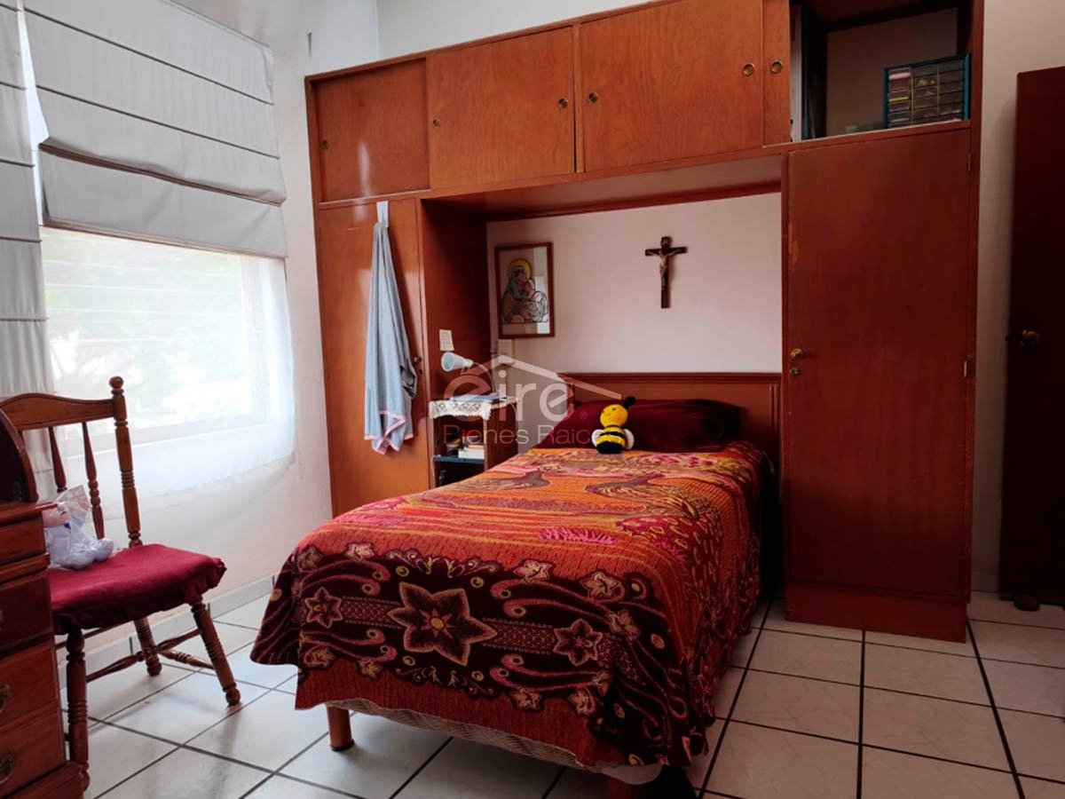 Casa en venta en Camino Real – Santa Teresa de Jesús | 6 recámaras y jardín