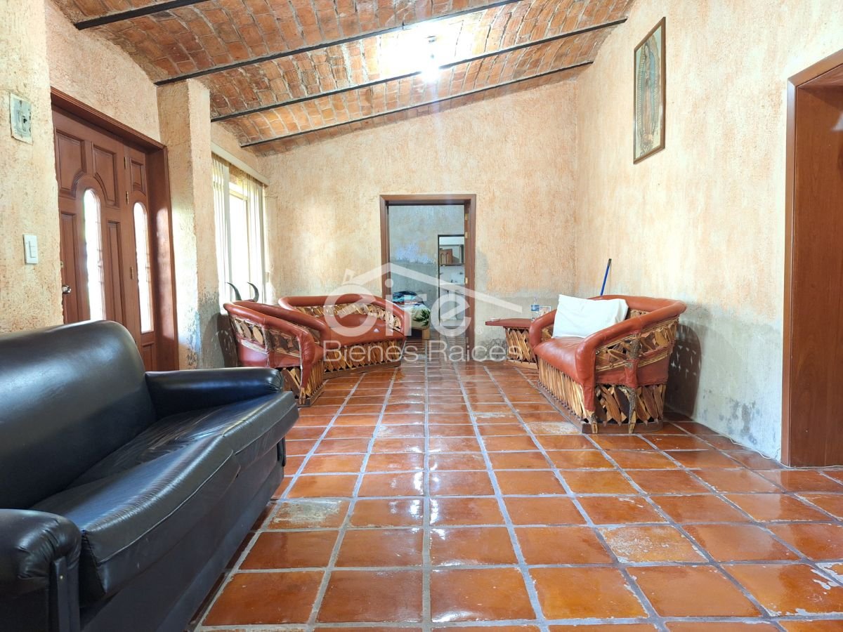 Terreno en Venta Con Construcciones Existentes – Aldama, los Gavilanes