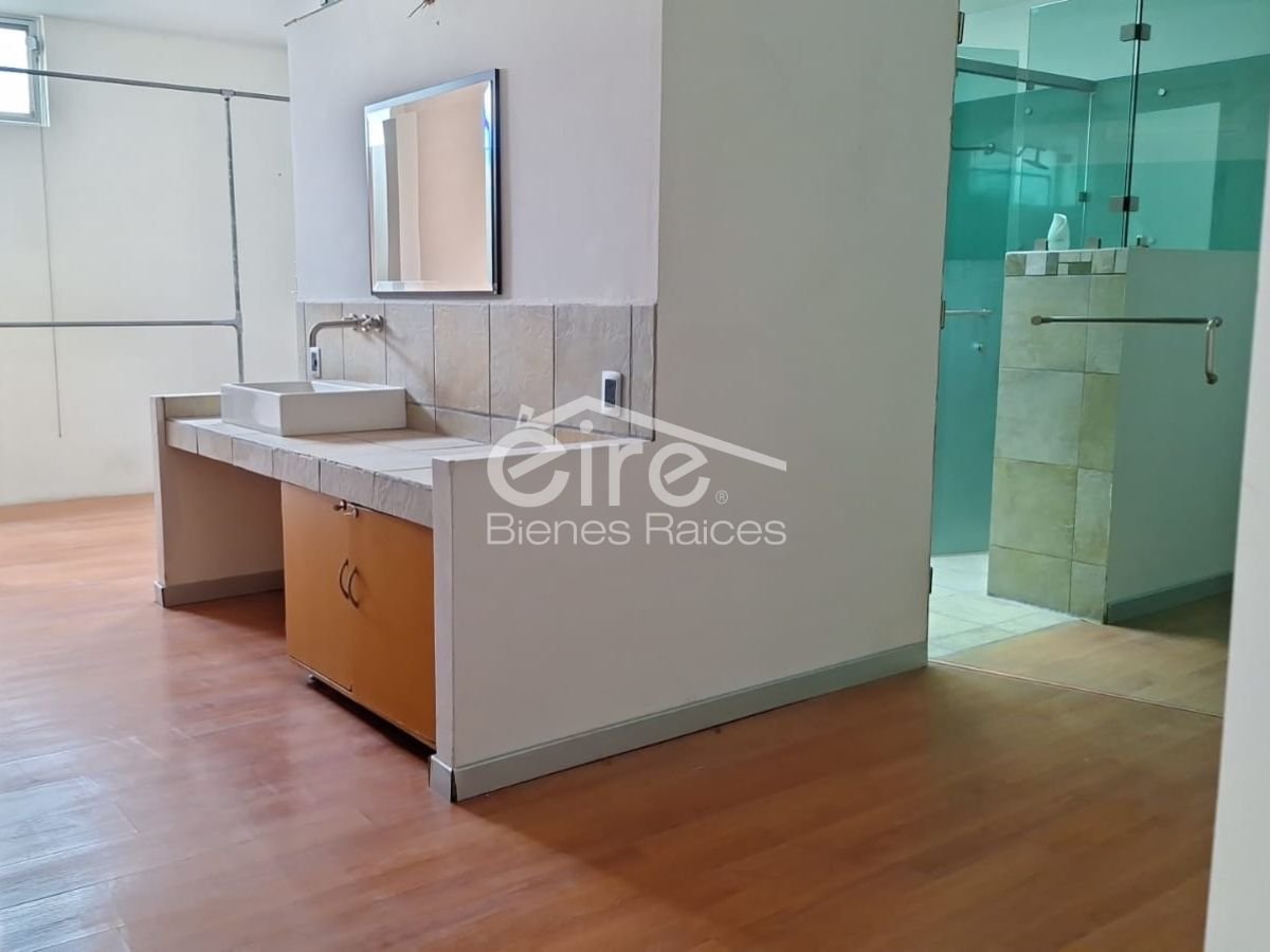 17 Casa en Venta Al Sur de la Ciudad | 1,503 M² de Terreno, Alberca, Terrazas y Cancha — 5 rec · 732.00
