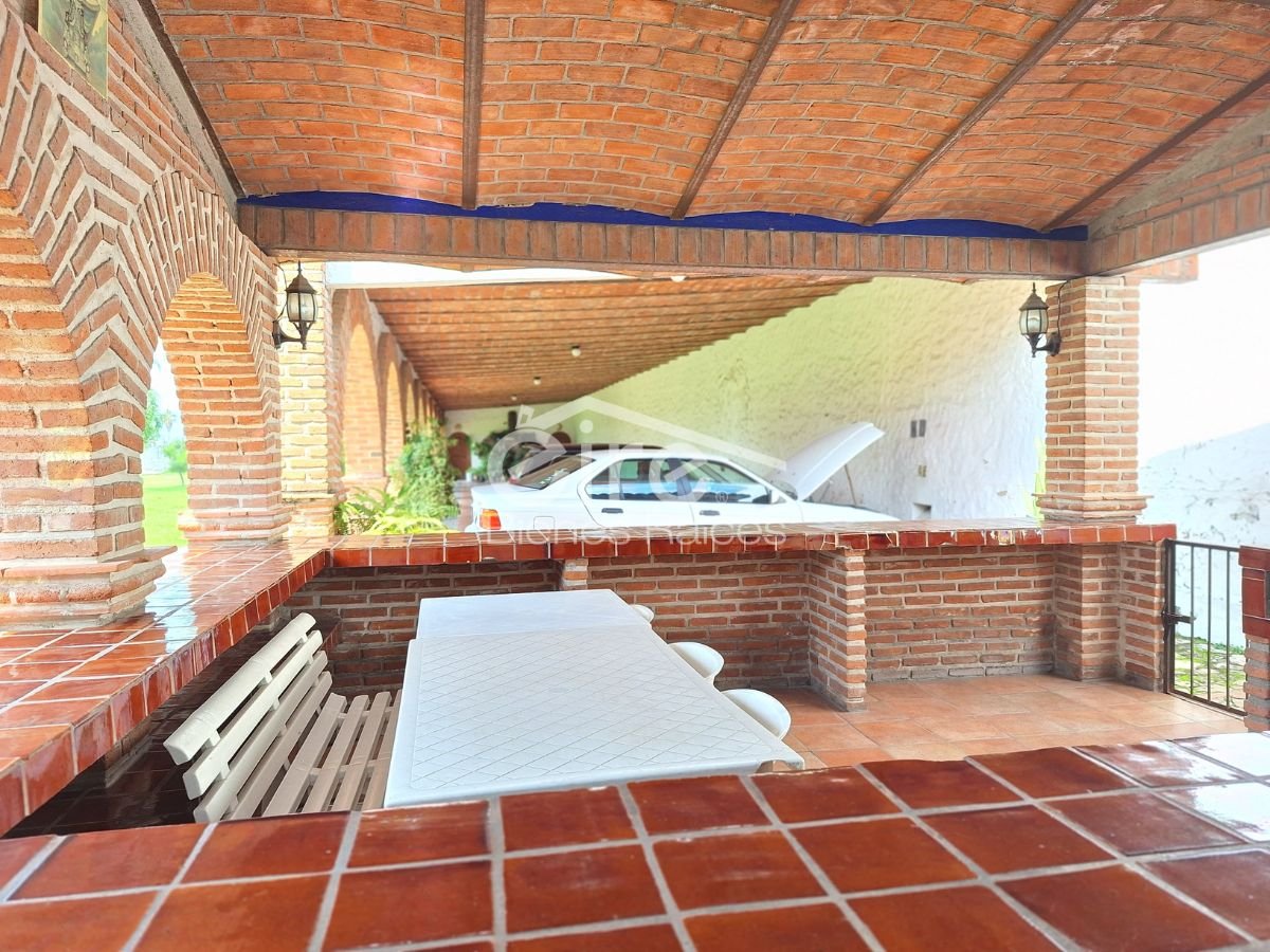 Terreno en Venta Con Construcciones Existentes – Aldama, los Gavilanes