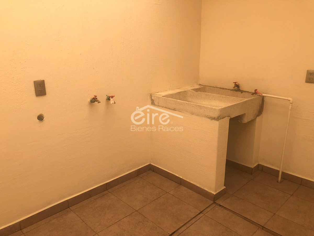 Casa en Venta en Guillermo Prieto, Ciudad Guzmán, Jalisco. — 4 rec · 202.00 m²