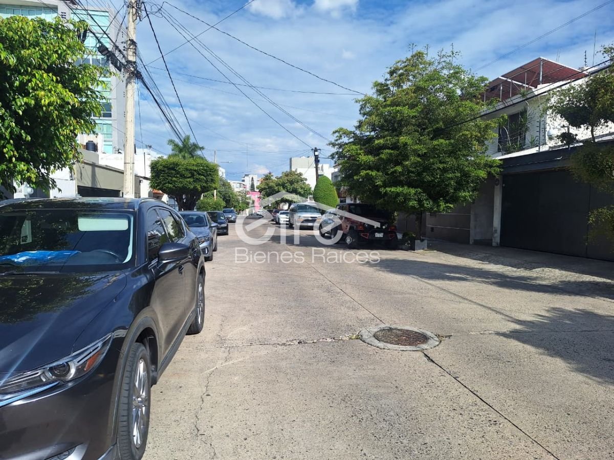 Casa en Venta en Prados Providencia, Guadalajara | 3 Pisos, 6 Habitaciones y Terraza Con Jardín — 6