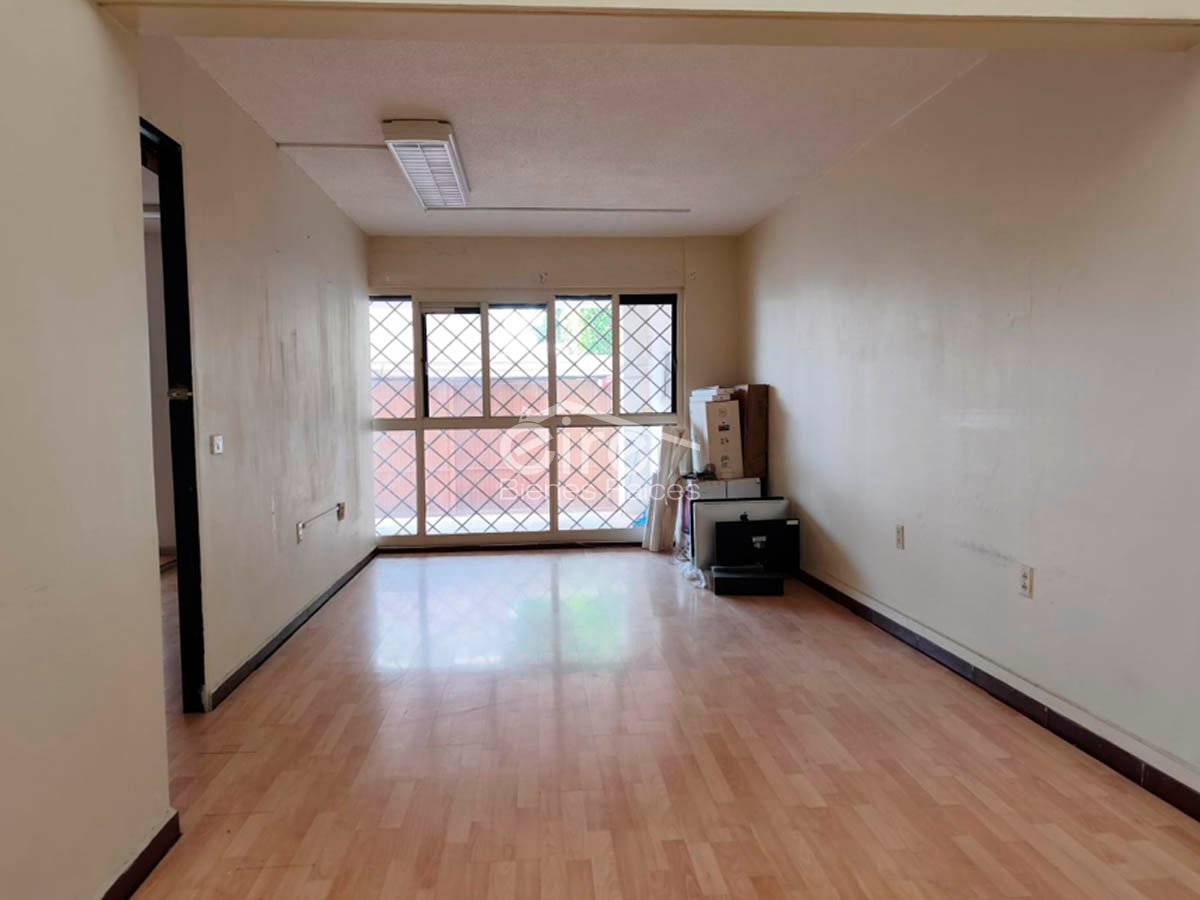 Casa en venta en Camino Real – Santa Teresa de Jesús | 6 recámaras y jardín