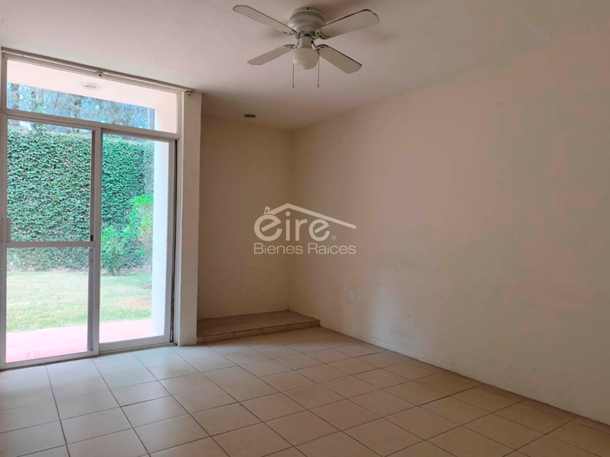 Casa en venta en Camino Real – Santa Teresa de Jesús | 6 recámaras y jardín
