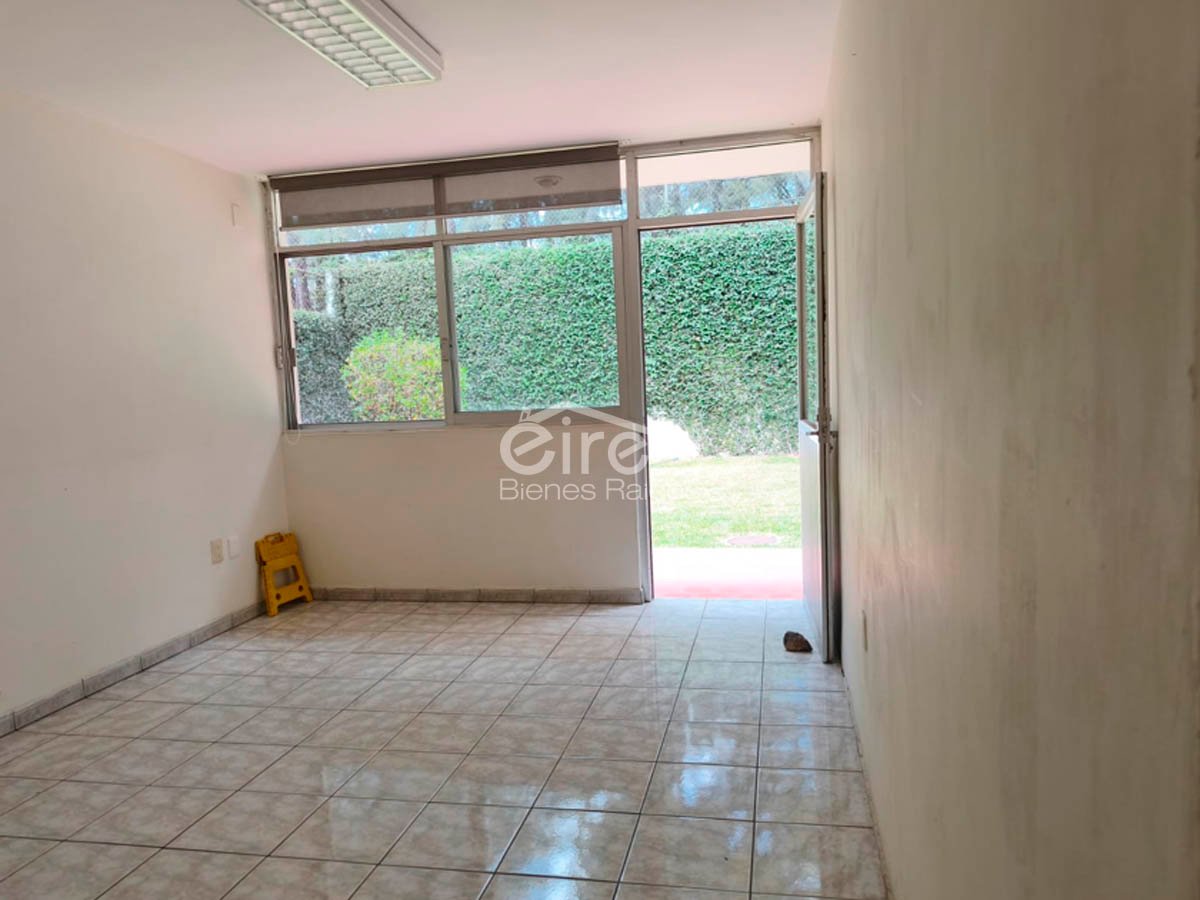 Casa en venta en Camino Real – Santa Teresa de Jesús | 6 recámaras y jardín