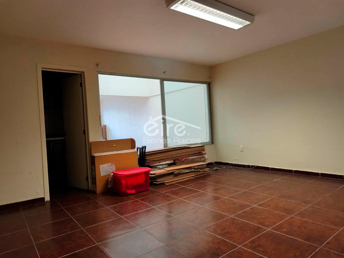 Casa en venta en Camino Real – Santa Teresa de Jesús | 6 recámaras y jardín